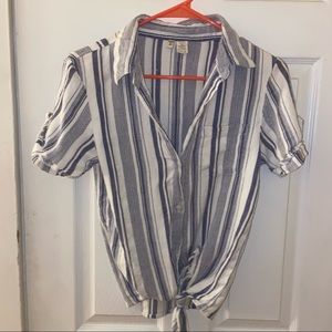 T-Shirt with buttons & knot tie size small